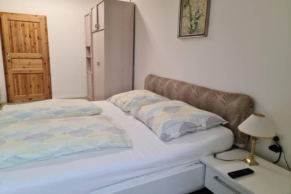Apartment Ferienwohnung Mit Guter Anbindung Zur & *